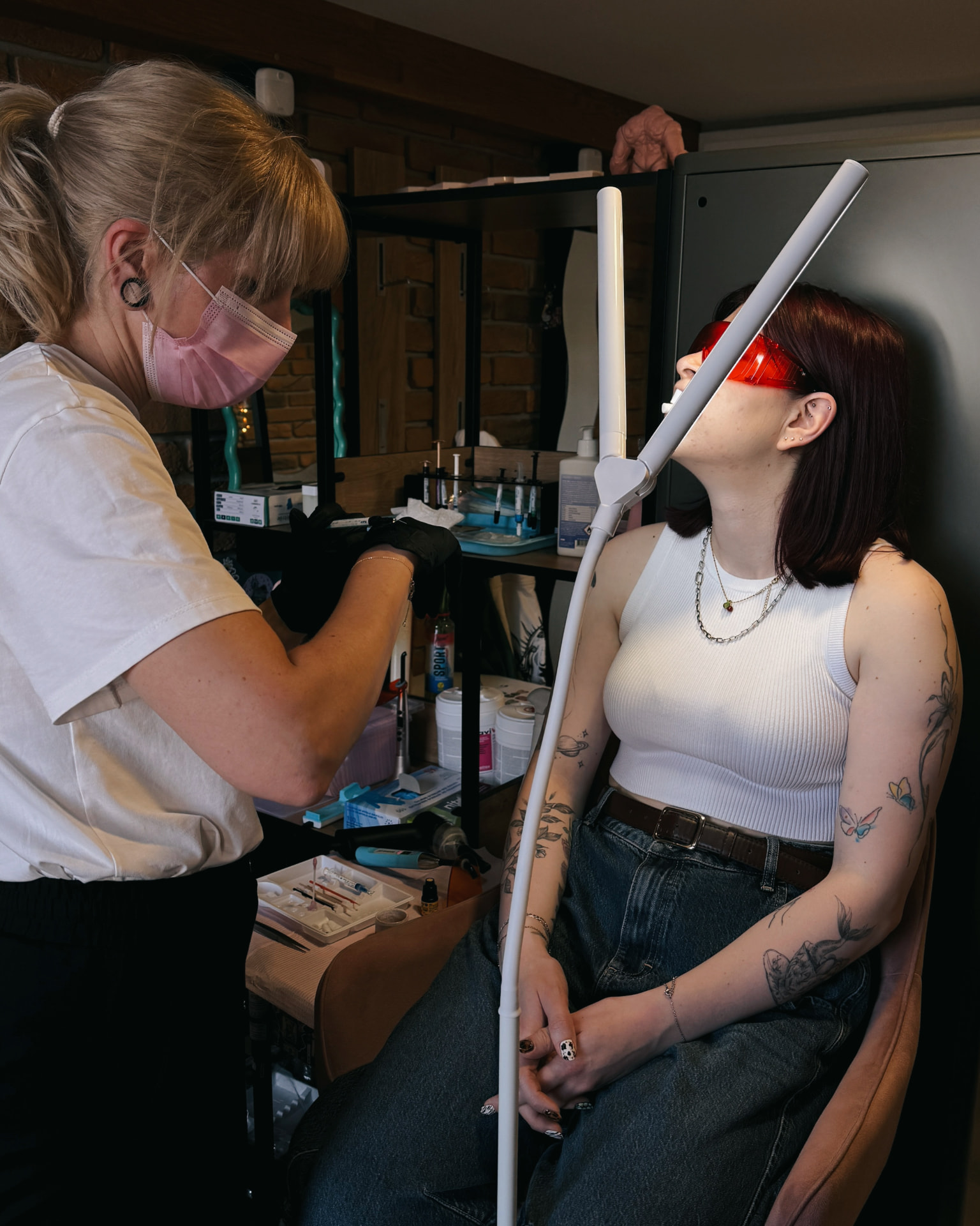 One-to-one practical tooth gem session on a model